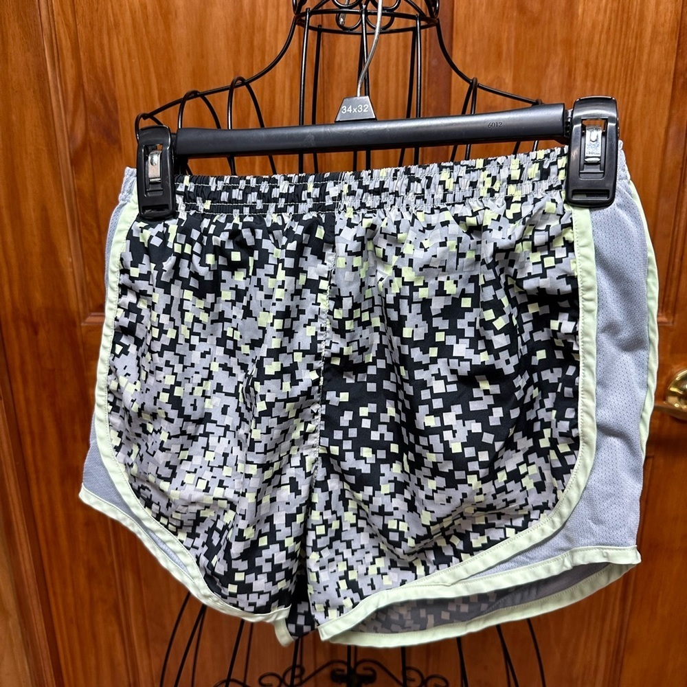 Women Nike running shorts​​ - Picture 6 of 6